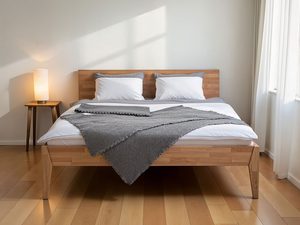 Miniaturka 20 - Łóżko bukowe z pościelą w jasnej sypialni minimalistycznej z lampą aranżacja