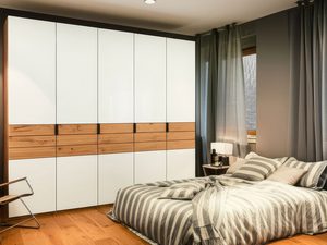Miniaturka 4 - Biała szafa z dębowymi szufladami w nowoczesnej sypialni z łóżkiem aranżacja