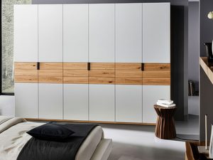 Miniaturka 4 - Szafa biała z dębowymi szufladami w eleganckiej sypialni z lustrem aranżacja