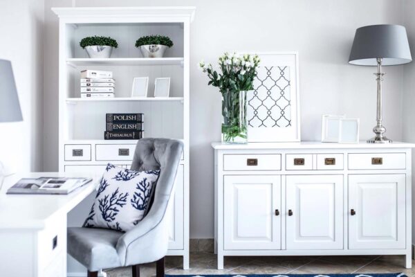 Meble prowansalskie białe z regałem komodą i krzesłem tapicerowanym szarym