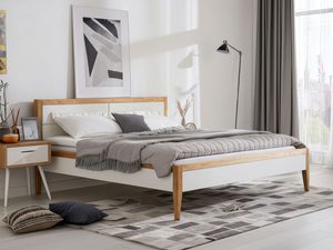 Miniaturka 8 - Łóżko dębowe z białą ramą i zagłówkiem kremowym w jasnej sypialni aranżacja