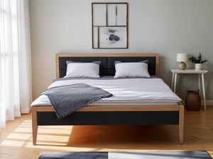 Miniaturka 4 - Łóżko dębowe z zagłówkiem grafitowym w jasnej sypialni z obrazem aranżacja