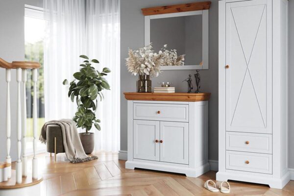 Przedpokój z białymi meblami z drewnianym blatem komodą i lustrem