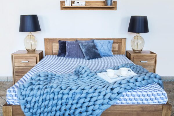 Sypialnia dębowa z łóżkiem drewnianym szafkami nocnymi i półką wiszącą