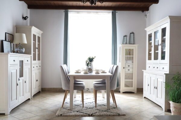 Jadalnia prowansalska z białymi meblami stołem i witrynami przeszklonymi