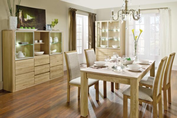 Jadalnia z jasnymi meblami dębowymi stołem i krzesłami tapicerowanymi beżowymi