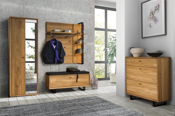 Przedpokój dębowy z szafą lustrzaną wieszakiem i ławką z siedziskiem