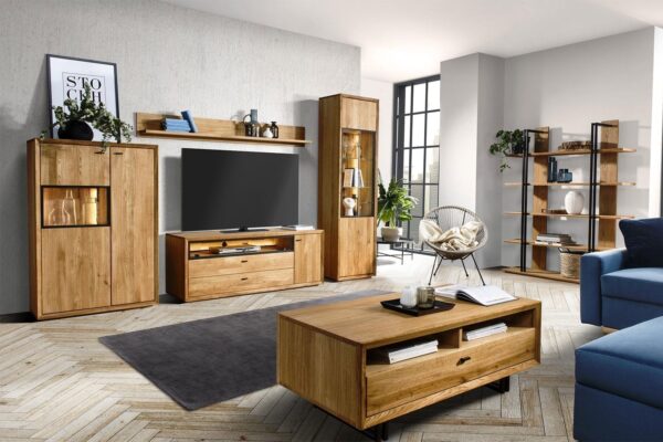 Salon z dębowymi meblami szafką RTV stolikiem kawowym i regałem loftowym