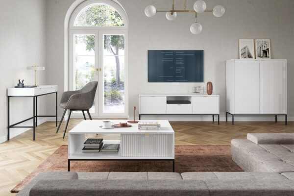 Salon z białymi meblami z ryflowanymi frontami na czarnych nogach