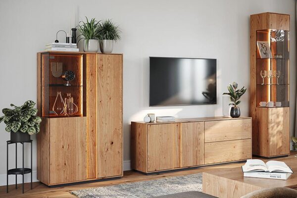 Nowoczesny salon z meblami dębowymi jasnymi szafką RTV i witryną z podświetleniem