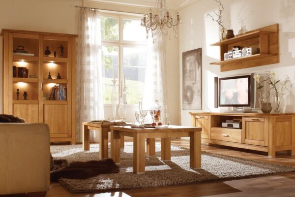 Salon z jasnymi meblami dębowymi witryną z podświetleniem i szafką RTV