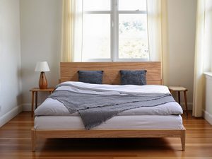 Miniaturka 8 - Łóżko dębowe z drewnianym zagłówkiem w jasnej sypialni aranżacja