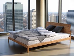 Miniaturka 10 - Dębowe łóżko z drewnianym zagłówkiem w apartamencie z widokiem na miasto