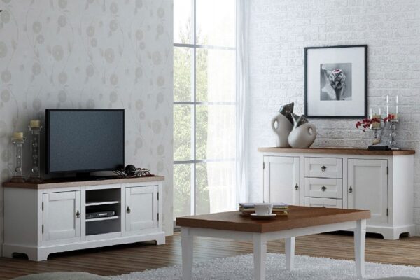 Salon prowansalski z białymi meblami z drewnianym blatem i stolikiem