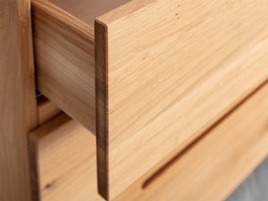 Miniaturka 4 - Komoda dębowa detal frontu szuflady z wyciętym uchwytem zbliżenie