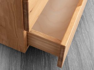 Miniaturka 7 - Dębowa komoda detal otwartej szuflady konstrukcja i wnętrze