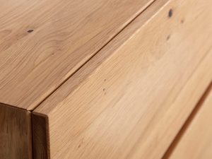 Miniaturka 8 - Komoda dębowa detal górnego blatu i narożnika usłojenie drewna
