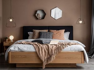 Miniaturka 4 - Dębowe łóżko z zagłówkiem grafitowym w ciepłej sypialni beżowej aranżacja