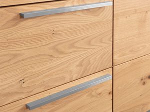 Miniaturka 4 - Dębowa komoda detal frontów szuflad z metalowymi uchwytami