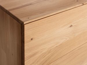 Miniaturka 6 - Dębowa komoda detal górnego narożnika usłojenie drewna