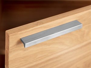 Miniaturka 7 - Komoda dębowa detal metalowego uchwytu szuflady usłojenie drewna