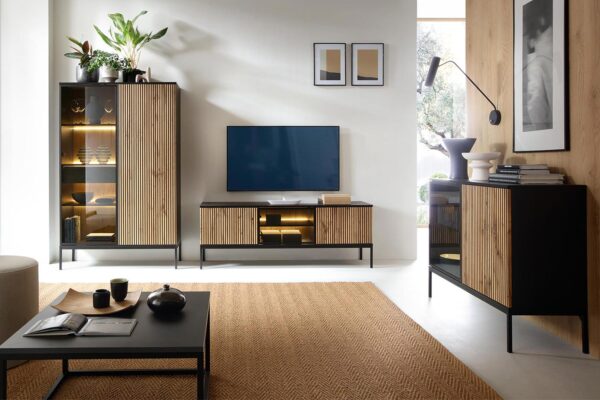 Salon z meblami dębowymi z lamelkami i podświetleniem LED