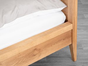 Miniaturka 9 - Detal ramy łóżka dębowego narożnik noga i pościel usłojenie drewna