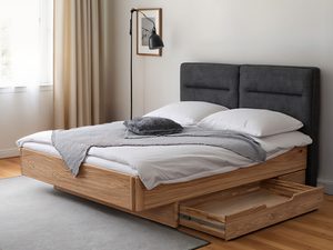 Miniaturka 5 - Dębowe łóżko z szufladą i zagłówkiem grafitowym w sypialni aranżacja