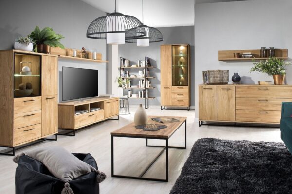 Nowoczesny salon z meblami dębowymi na metalowych nogach i stolikiem industrialnym