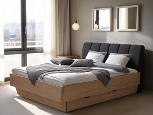 Miniaturka 10 - Łóżko dębowe z szufladą i zagłówkiem grafitowym w jasnej sypialni aranżacja