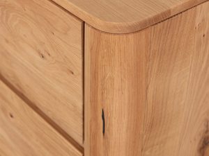Miniaturka 3 - Komoda dębowa detal zaokrąglonego narożnika usłojenie drewna
