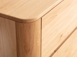 Miniaturka 5 - Dębowa komoda detal zaokrąglonej krawędzi i blatu zbliżenie