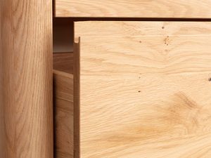 Miniaturka 6 - Komoda dębowa detal otwartej szuflady i konstrukcji zbliżenie
