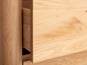 Miniaturka 7 - Dębowa komoda detal szuflady i zaokrąglonej krawędzi zbliżenie