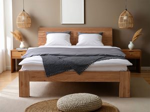 Miniaturka 17 - Łóżko dębowe z pościelą w beżowej sypialni boho z lampami aranżacja