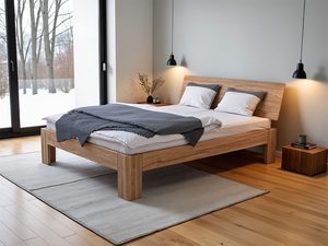 Miniaturka 14 - Dębowe łóżko z pościelą w jasnej sypialni z dużym oknem aranżacja