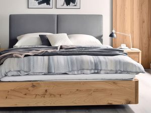 Miniaturka 20 - Łóżko dębowe z tapicerowanym zagłówkiem szarym detal szafki nocnej aranżacja