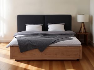 Miniaturka 18 - Łóżko dębowe z tapicerowanym zagłówkiem grafitowym w jasnej sypialni aranżacja
