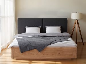 Miniaturka 17 - Łóżko dębowe z tapicerowanym zagłówkiem grafitowym w przytulnej sypialni