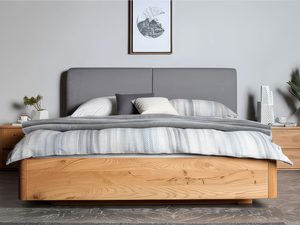 Miniaturka 22 - Łóżko dębowe z tapicerowanym zagłówkiem szarym w nowoczesnej sypialni aranżacja