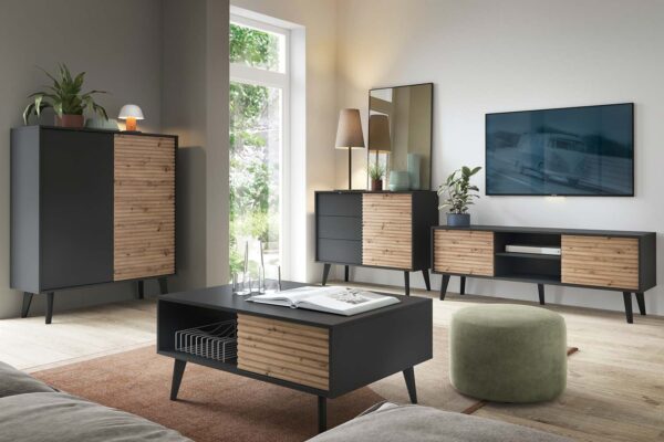 Salon z grafitowymi meblami z drewnianymi lamelkami i lustrem