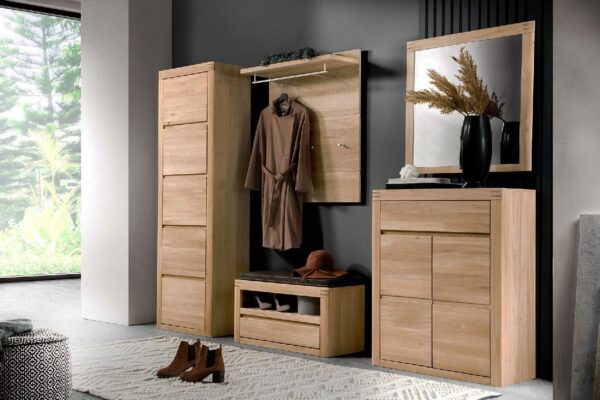 Przedpokój z jasnymi meblami dębowymi szafą wieszakiem i komodą z lustrem