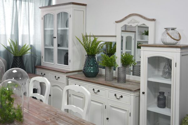 Meble prowansalskie białe z drewnianym blatem witryny i komodą