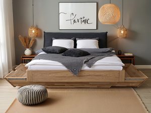 Miniaturka 10 - Dębowe łóżko z szufladami otwartymi i poduszką grafitową w sypialni boho