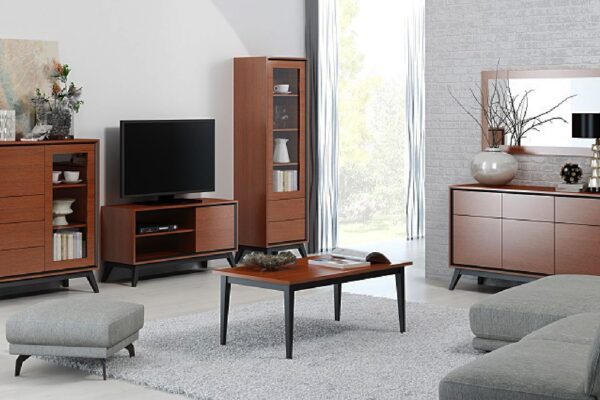 Salon z meblami orzechowymi z czarnymi nogami szafką RTV i komodą