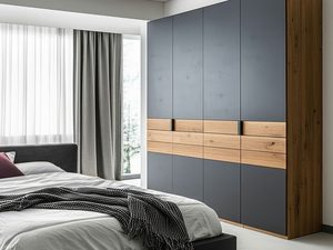 Miniaturka 5 - Grafitowa szafa z dębowymi szufladami w jasnej sypialni z zasłonami aranżacja