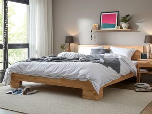 Miniaturka 10 - Łóżko bukowe z pościelą w nowoczesnej sypialni z obrazami i lampami aranżacja