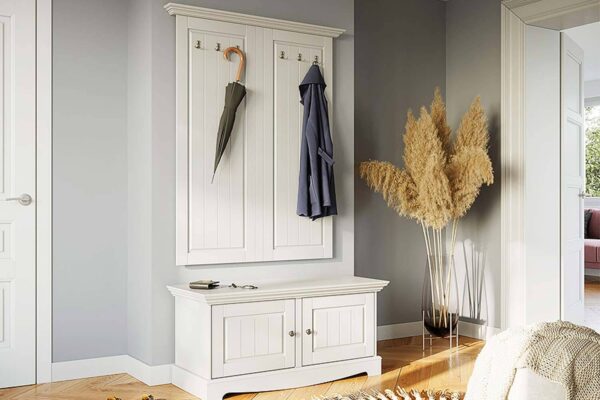 Przedpokój prowansalski biały z wieszakiem na ubrania i ławką