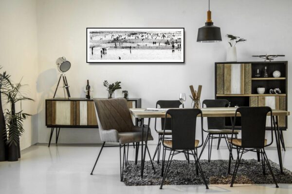 Jadalnia industrialna z meblami akacjowymi stołem i krzesłami