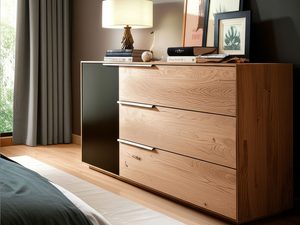 Miniaturka 8 - Dębowa komoda z trzema szufladami i grafitową drzwiczką w sypialni aranżacja